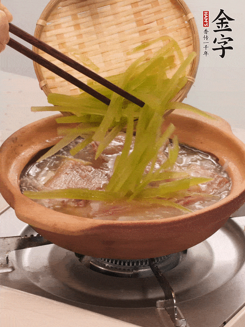 放入白蘿卜絲繼續(xù)炒軟炒至透明狀。