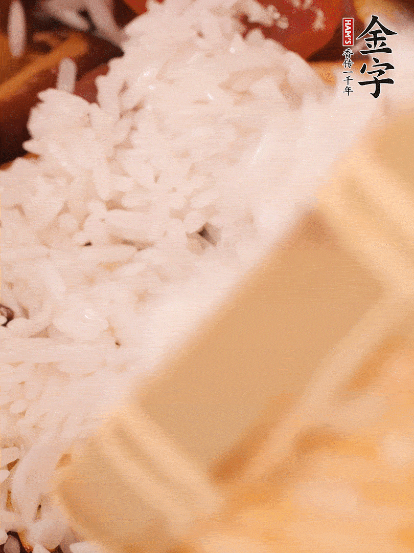 接著倒入提前浸泡的大米，加生抽、食鹽、白胡椒粉，一起翻炒均勻。