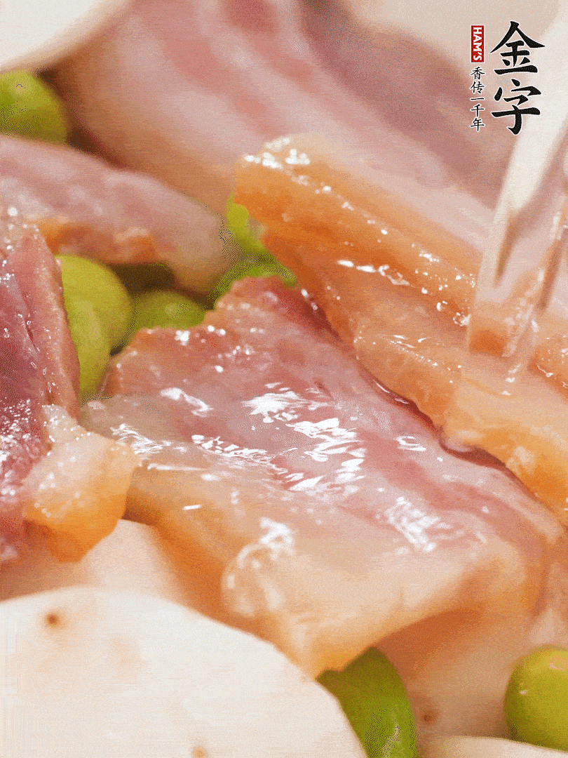 倒入芋艿、熟毛豆，翻炒均勻，加1小碗水煮開