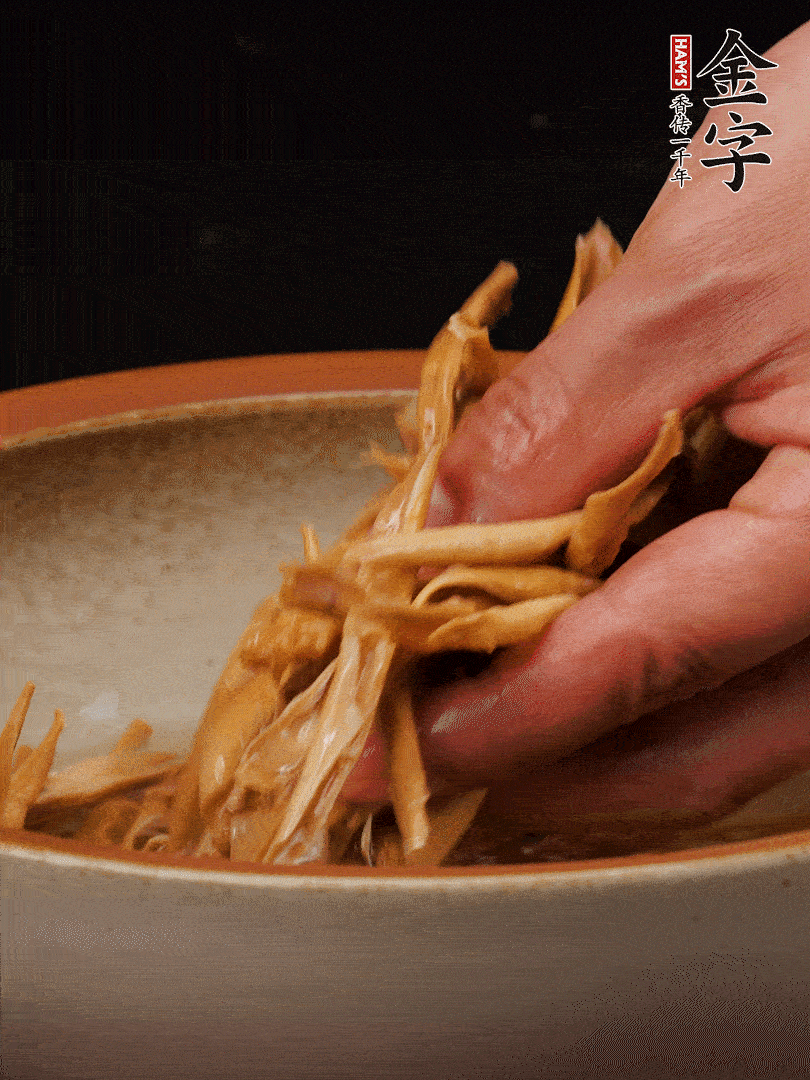 農(nóng)家土筍尖提前泡軟，用刀劃成細(xì)絲，這樣會更加入味。