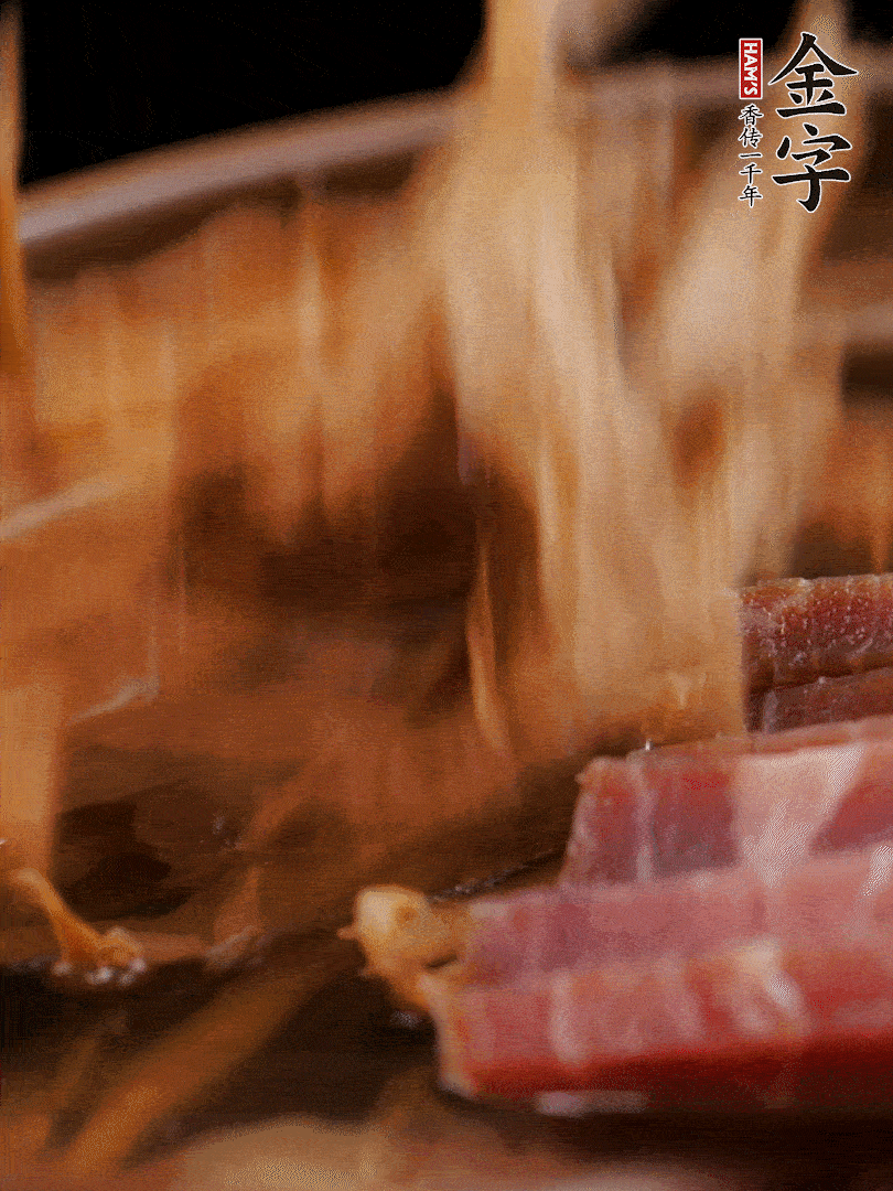 大筒骨、金字火腿、姜片、黃酒一起放入砂鍋，加筍干燉煮40分鐘。（如果家里有高壓鍋，用高壓鍋把高湯壓出來更鮮濃。）