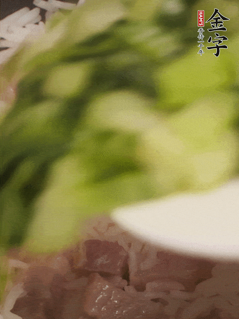將燜煮好的米飯，倒入炒熟的蔬菜中，翻炒均勻鍆繼續(xù)燜煮5分鐘