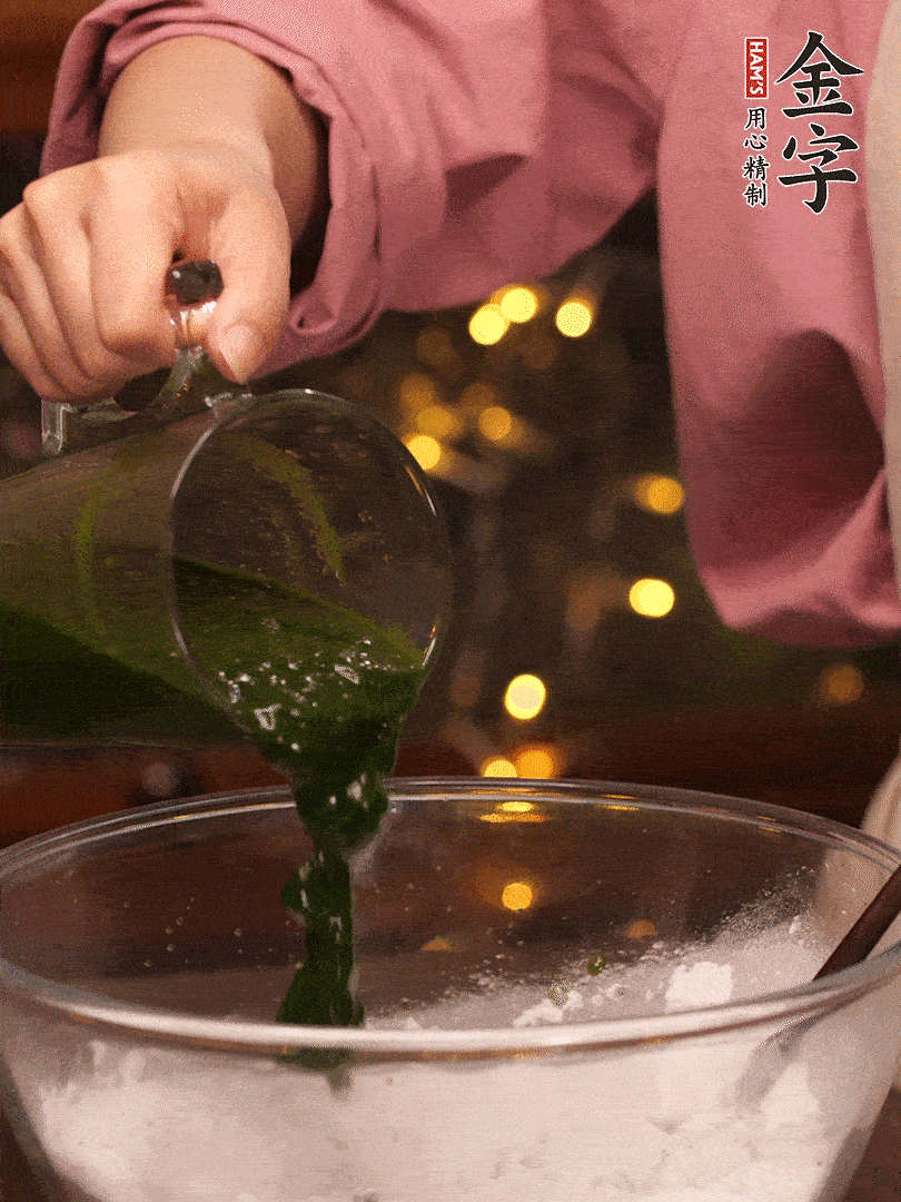 清明粿粉，分次加艾草泥，加點(diǎn)油揉2分鐘
