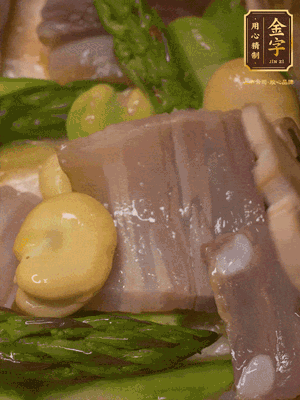 倒入熱水，燉煮10分鐘