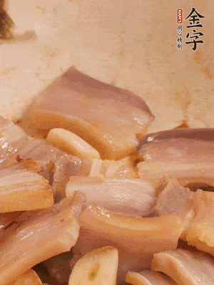 加入雪菜、咸肉冬筍 炒出香味