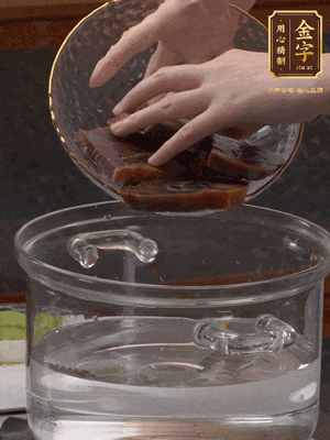 火腿蹄片冷水下鍋，水沸騰后煮5分鐘焯水