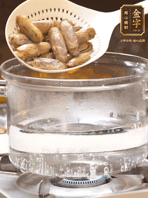 煮一鍋沸水，下蟶子汆燙30秒，撈出浸入冰水，取出蟶子肉