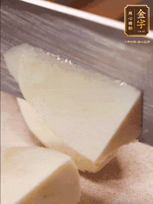 茭白去殼，底部一層老皮刨掉，切成滾刀塊