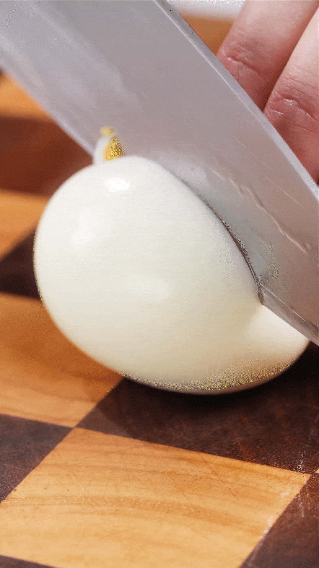 雞蛋煮熟，改刀備用