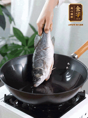 熱油，加1大勺豬油、姜片，再下鱸魚，煎至定型后翻面。（加點(diǎn)豬油，燉出的魚湯更容易變?yōu)榍逅哪贪咨?。?>
					</div>
					<span>步驟 3/6</span>
					<p>熱油，加1大勺豬油、姜片，再下鱸魚，煎至定型后翻面。（加點(diǎn)豬油，燉出的魚湯更容易變?yōu)榍逅哪贪咨?。?/p>
				</li><li>
					<div   id=