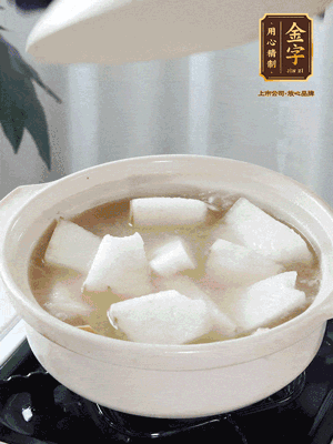 最后下冬瓜繼續(xù)燉煮10分鐘，撒上蔥花點(diǎn)綴。