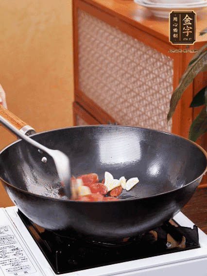 熱油，香腸微微煸出香味，加蒜片、小米辣