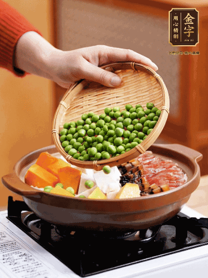 再鋪上臘腸、醬油肉、豌豆，小火煲6分鐘