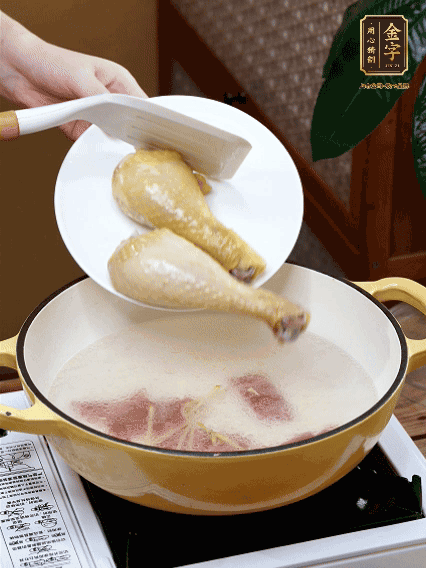 倒清水，放雞腿，大火煮開轉(zhuǎn)中小火煮20分鐘