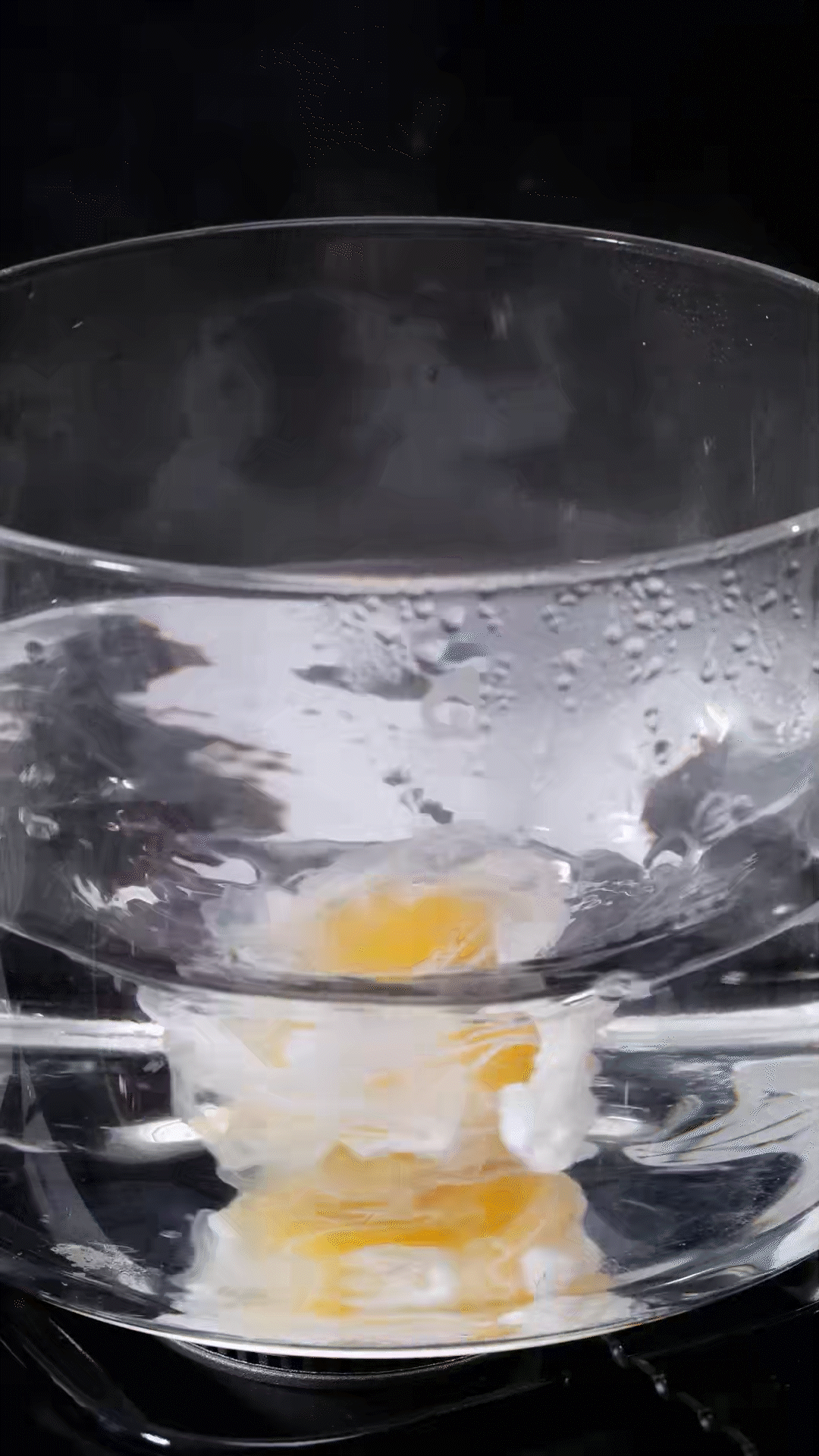 水開加入白醋和雞蛋，做成水波蛋

