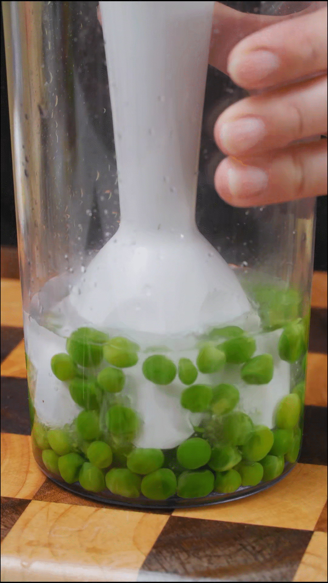 斷生的豌豆加水和大蒜，放入料理機(jī)打成糊狀
