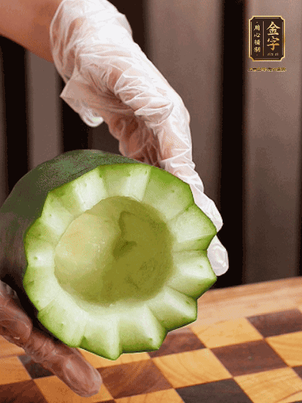 將小冬瓜洗凈，頂端切開(kāi)去瓜瓤，改刀切口呈鋸齒狀