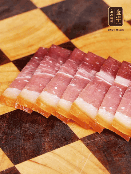 鮑魚(yú)處理干凈，金字火腿切片備用