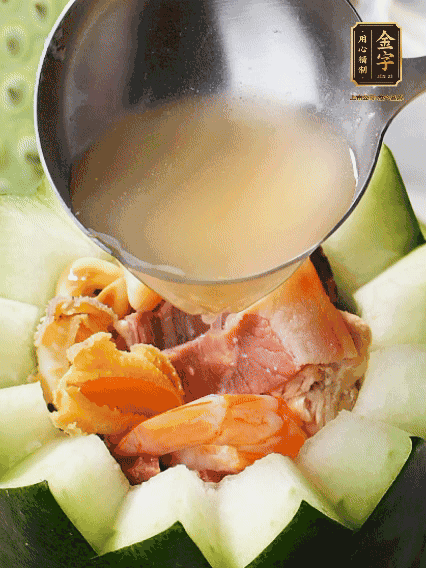 煮好后，盛入冬瓜盅。放入鍋中，可繼續(xù)燉煮，越燉越有味