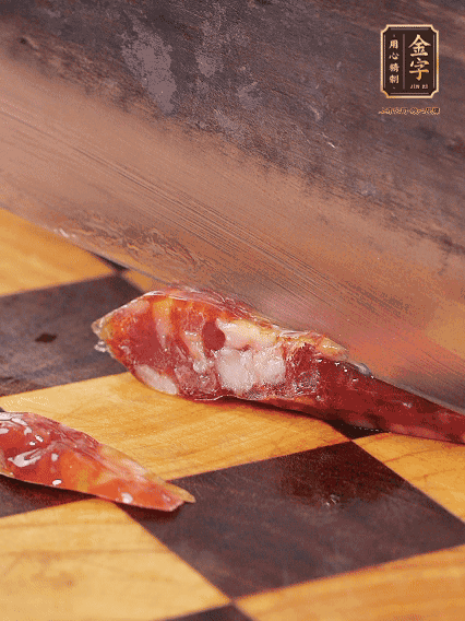 金字金華香腸切片，調制煲仔飯料汁：生抽2勺+蠔油1勺+1勺芝麻油+半勺糖