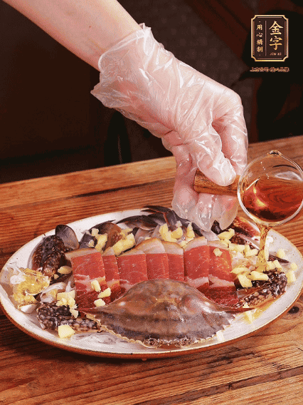 冷水上鍋蒸12分鐘（具體看蟹的大小），最后撒上蔥絲、澆上熱油即可