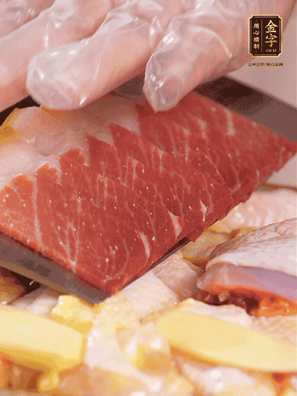 碼上金字火腿片，上鍋蒸足40分鐘