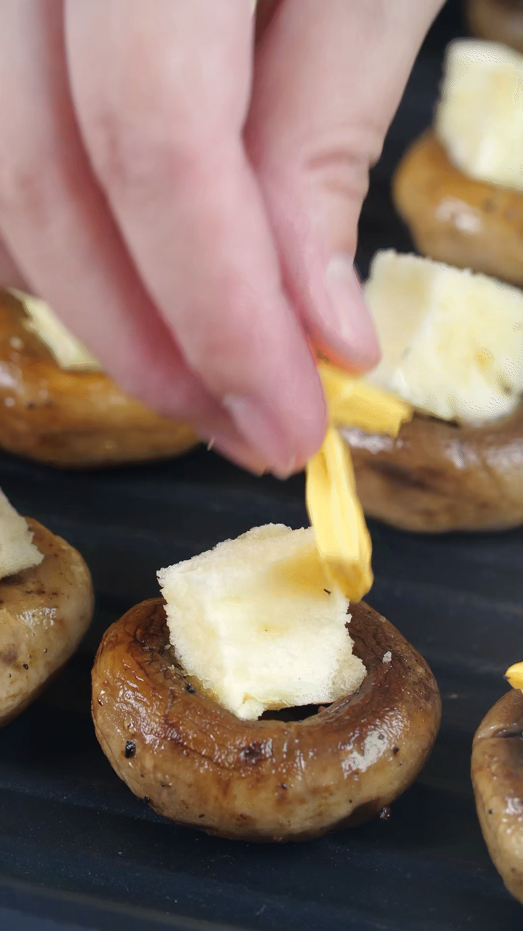 面包切小粒，放入口蘑凹處，蓋上芝士，烤箱180度烤10分鐘