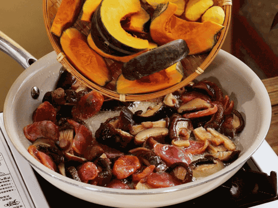 清洗好的大米放入電飯鍋，加裹滿醬汁的食材，再加剛好沒過食材的水，攪拌一下