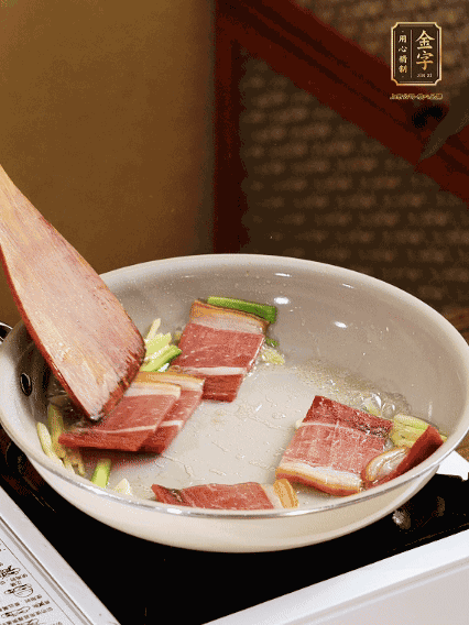 熱油下鍋，火腿、蔥姜蒜煸出香味備用