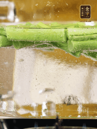 豆角切成段，加油焯水1分鐘