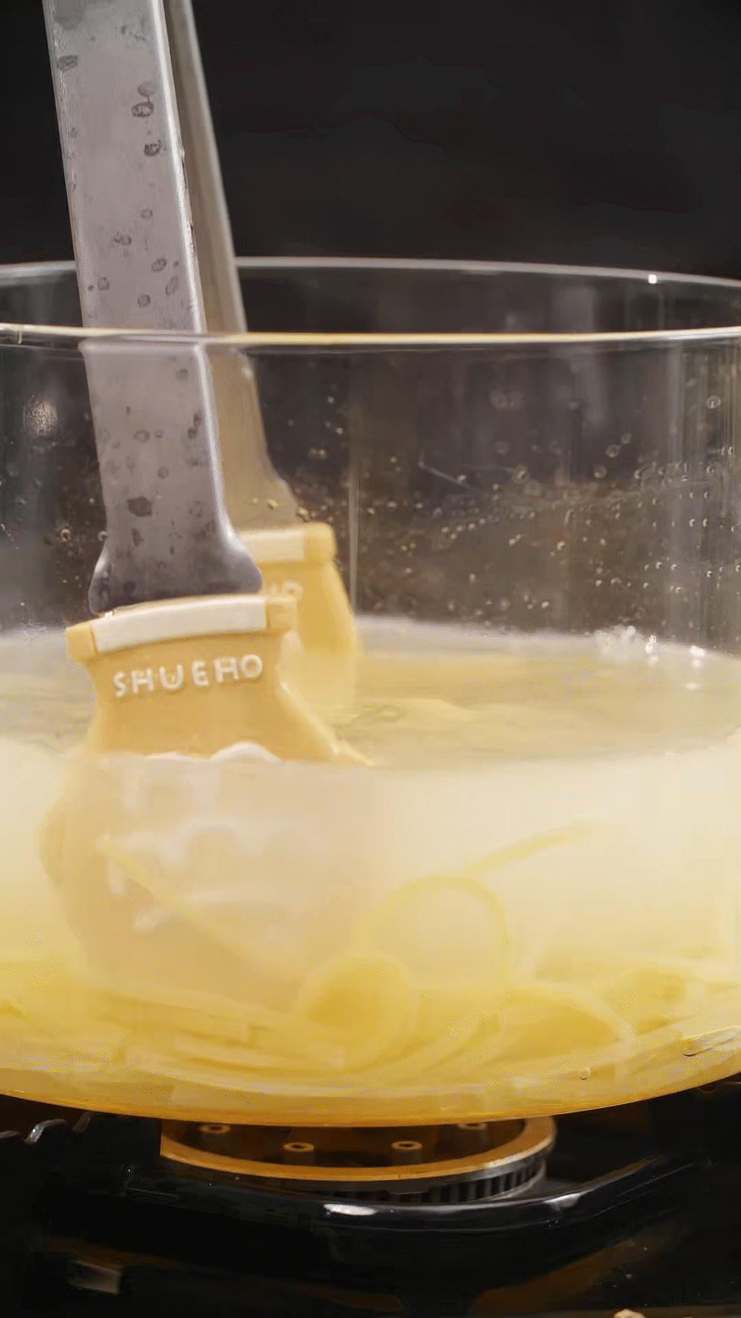 將意面煮熟，到自己喜歡的熟度。撈出過(guò)冷水，瀝干
